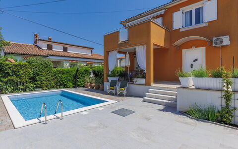 Villa Alba: Sky, Plante, Himmel, Bygning, Daytime, Ejendom, Vindue, Træ, Hus, Land Lot