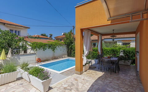 Villa Alba: Sky, Plante, Himmel, Bygning, Daytime, Ejendom, Vindue, Træ, Hus, Land Lot