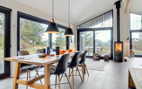 Minttu - 700M from the Sea: Møbel, Gulvbelægning, Indretning, Stol, Stue, Trægulve, Loft, Køkken & Spisebord, Hårdttræ, Couch