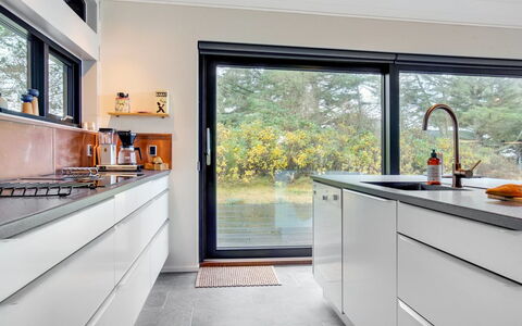 Minttu - 700M from the Sea: Countertop, Køkken, Indretning, Køkken Apparat, Træ, Gulvbelægning, Sanitærarmatur, Cabinetry, Hjem, Større Bandage
