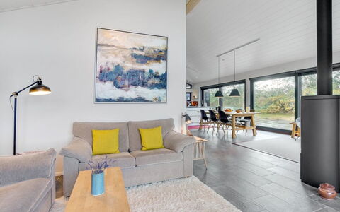Minttu - 700M from the Sea: Gulvbelægning, Indretning, Couch, Træ, Møbel, Etage, Loft, Stue, Værelse, Belysning