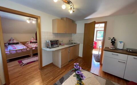 Kleeblatt: Cabinetry, Møbel, Countertop, Ejendom, Træ, Køkken, Blomst, Skuffe, Indretning, Etage