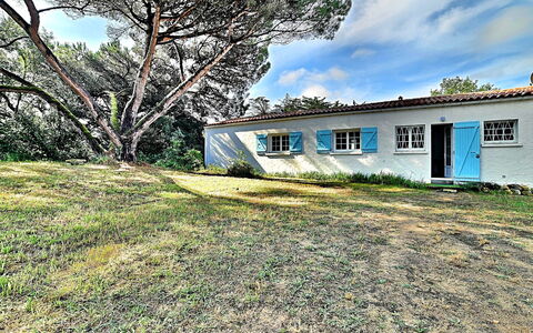 La Villa des Sables: Bygning, Himmel, Plante, Sky, Vindue, Træ, Naturlige Landskab, Land Lot, Hus, Hældning