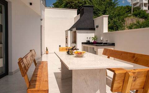 Villa Murn: Vand, Bygning, Plante, Træ, Vindue, Svømmepøl, Urban Design, Ejerlejlighed, Fritid, Ejendom