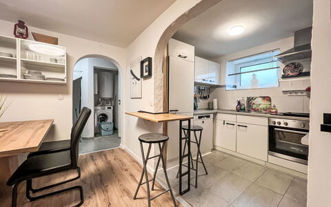 Karl 100: Cabinetry, Møbel, Bord, Ejendom, Countertop, Stol, Køkken, Bygning, Træ, Billedramme