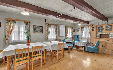 Mezná U Hřenska: Møbel, Ejendom, Bord, Træ, Vindue, Bygning, Indretning, Plante, Gulvbelægning, Etage