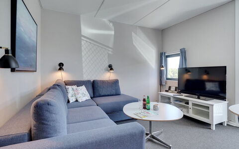 Marinus - 100M from the Sea: Indretning, Møbel, Gulvbelægning, Couch, Etage, Loft, Stue, Belysning, Værelse