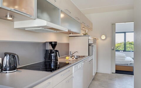Marinus - 100M from the Sea: Køkken, Countertop, Indretning, Køkken Apparat, Større Bandage, Gulvbelægning, Møbel, Cabinetry, Loft, Etage
