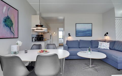 Marinus - 100M from the Sea: Møbel, Indretning, Gulvbelægning, Couch, Etage, Loft, Stue, Bord, Lejlighed