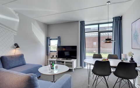 Marinus - 100M from the Sea: Møbel, Stol, Lejlighed, Loft, Køkken & Spisebord, Kaffebord, Skrivebord, Aluminium, Stue, Dagslys