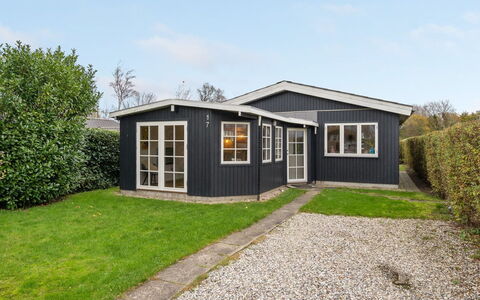 Maybrit - 50M from the Sea: Blå, Busk, Sommerhus, Bunddække, Have, Estate, Skygge, Landscaping, Stuehus, Eco Hotel