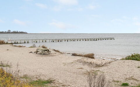 Maybrit - 50M from the Sea: Blå, Busk, Sommerhus, Bunddække, Have, Estate, Skygge, Landscaping, Stuehus, Eco Hotel