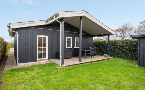 Maybrit - 50M from the Sea: Blå, Busk, Sommerhus, Bunddække, Have, Estate, Skygge, Landscaping, Stuehus, Eco Hotel