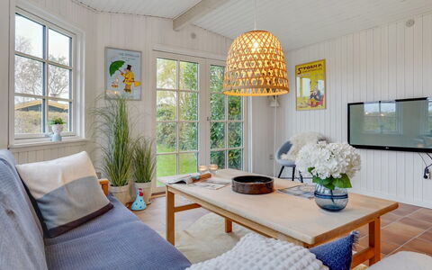 Maybrit - 50M from the Sea: Blå, Busk, Sommerhus, Bunddække, Have, Estate, Skygge, Landscaping, Stuehus, Eco Hotel