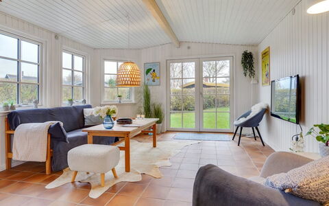 Maybrit - 50M from the Sea: Blå, Busk, Sommerhus, Bunddække, Have, Estate, Skygge, Landscaping, Stuehus, Eco Hotel
