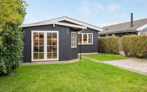 Maybrit - 50M from the Sea: Blå, Busk, Sommerhus, Bunddække, Have, Estate, Skygge, Landscaping, Stuehus, Eco Hotel