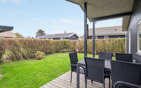 Maybrit - 50M from the Sea: Blå, Busk, Sommerhus, Bunddække, Have, Estate, Skygge, Landscaping, Stuehus, Eco Hotel