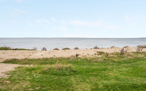 Maybrit - 50M from the Sea: Blå, Busk, Sommerhus, Bunddække, Have, Estate, Skygge, Landscaping, Stuehus, Eco Hotel