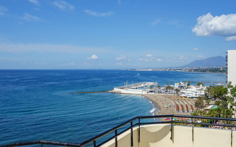 Fuerte Marbella: Vand, Plante, Bygning, Daytime, Ejendom, Svømmepøl, Vindue, Himmel, Azure, Natur