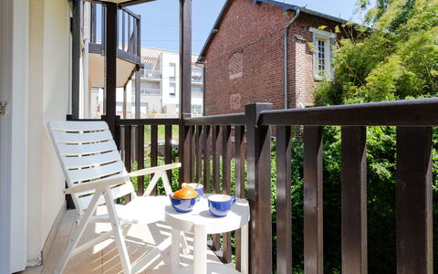 Pavillon Gabriel: Plante, Møbel, Himmel, Stol, Bord, Udendørs Møbler, Skygge, Træ, Bygning, Udendørs Bord