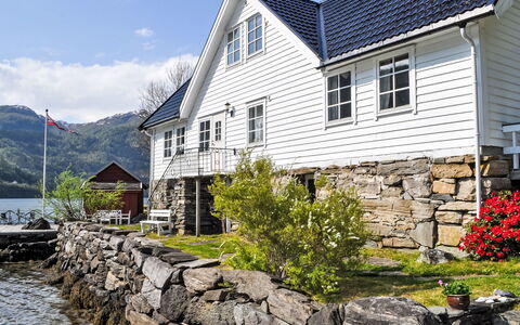 Ørviksnes: Plante, Bygning, Vand, Ejendom, Vindue, Hus, Himmel, Sky, Træ, Arkitektur