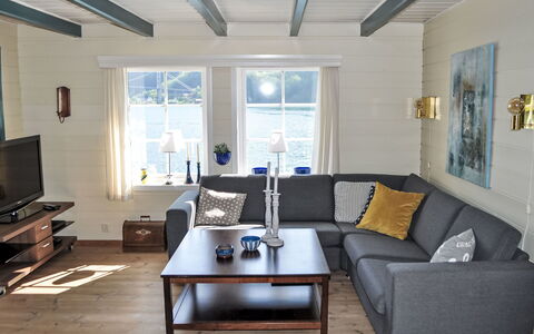 Ørviksnes: Couch, Møbel, Ejendom, Billedramme, Bord, Vindue, Bygning, Træ, Stue, Indretning