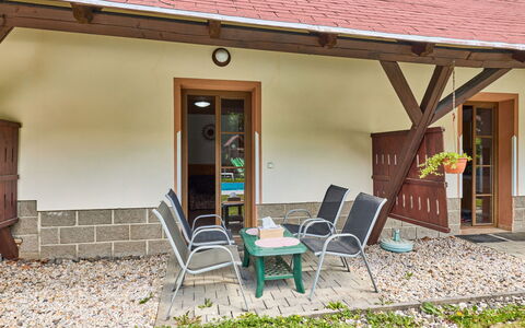 Desná V Jizerských Horách 407: Træ, Dør, Gulvbelægning, Etage, Hjem, Loft, Sommerhus, Bejdse, Hårdttræ, Veranda