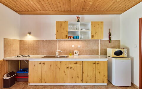 Desná V Jizerských Horách 407: Træ, Gulvbelægning, Indretning, Cabinetry, Loft, Køkken, Etage, Møbel, Countertop, Værelse