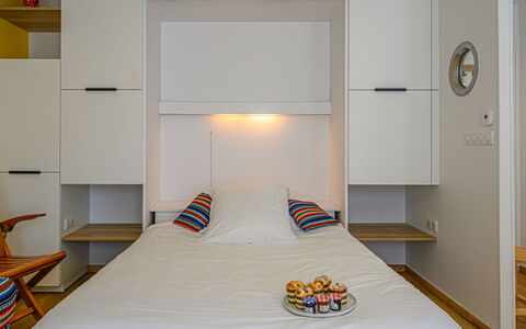Résidence Anna Breizh: Vand, Himmel, Bygning, Ejendom, Bordservice, Vindue, Badeby, Azure, Bord, Arkitektur