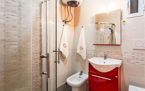 Floki: Vand, Himmel, Bygning, Ejendom, Bordservice, Vindue, Badeby, Azure, Bord, Arkitektur