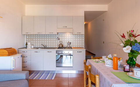 Niki: Cabinetry, Møbel, Bord, Ejendom, Countertop, Håndvask, Indretning, Orange, Køkken, Hus
