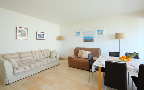 Cagnes-Sur-Mer 160: Møbel, Bord, Couch, Træ, Komfort, Billedramme, Rektangel, Stue, Gulvbelægning, Etage