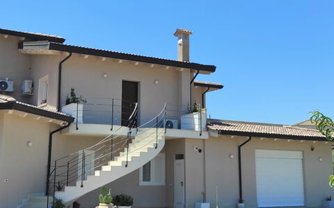 Amici Miei di Levante: Hjem, Hus, Boligområde, Tag, Dør, Altan, Estate, Skygge, Villa, Maling