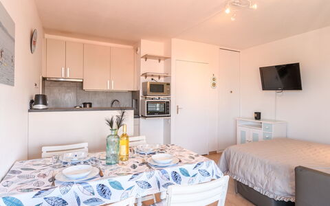 Les Gabiers: Ejendom, Bord, Cabinetry, Azure, Træ, Indretning, Gulvbelægning, Etage, Dug, Ejendom