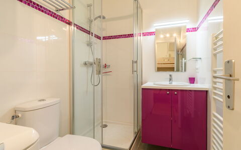 Les Gabiers: Ejendom, Cabinetry, Purple, Spejl, Badeværelse, Bygning, Sanitærarmatur, Toilet, Indretning