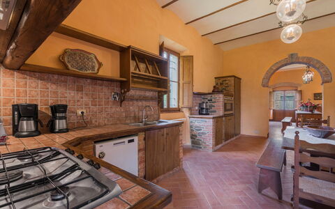 Belvedere - Falceto, Ambra, Toscana: Møbel, Cabinetry, Ejendom, Countertop, Køkken, Træ, Belysning, Indretning, Billedramme, Arkitektur