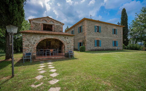 Belvedere - Falceto, Ambra, Toscana: Himmel, Sky, Plante, Bygning, Vindue, Træ, Hus, Land Lot, Græs, Landskab