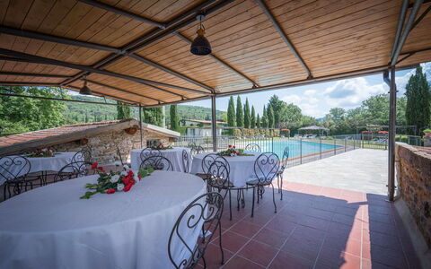 Mulino Al Suono - Badia Agnano, Toscana: Bord, Møbel, Stol, Plante, Skygge, Træ, Indretning, Udendørs Møbler, Blomsterkrukke, Vand