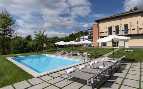 Casa San Grato - Roero - Langhe, Piemonte: Sky, Vand, Himmel, Plante, Bygning, Svømmepøl, Skygge, Udendørs Møbler, Vindue, Fritid