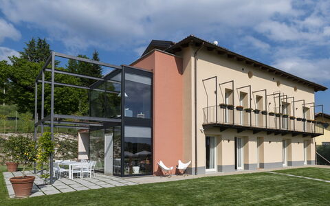 Casa San Grato - Roero - Langhe, Piemonte: Himmel, Sky, Plante, Bygning, Vindue, Land Lot, Urban Design, Græs, Boligområde, Ejendom