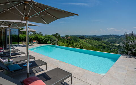 Relais Casa Clara - Roero - Langhe, Piemonte: Blå, Svømmepøl, Udvej, Udendørs Møbler, Liggestol, Eco Hotel, Landscaping, Skygge, Stol, Paraply