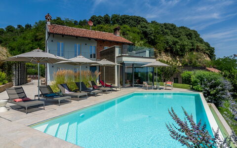Relais Casa Clara - Roero - Langhe, Piemonte: Svømmepøl, Boligområde, Udvej, Estate, Eco Hotel, Paraply, Fritid, Villa, Sommerhus, Udendørs Møbler