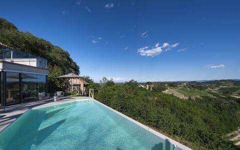 Relais Casa Clara - Roero - Langhe, Piemonte: Sky, Himmel, Vand, Plante, Ejendom, Svømmepøl, Bygning, Azure, Krop Af Vand, Græs