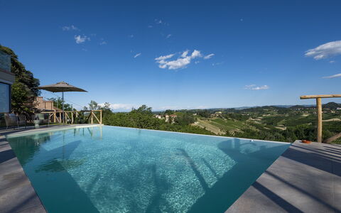 Relais Casa Clara - Roero - Langhe, Piemonte: Himmel, Sky, Vand, Svømmepøl, Bygning, Azure, Plante, Krop Af Vand, Skygge, Fritid