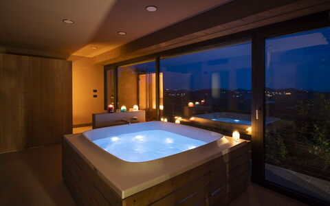 Relais Casa Clara - Roero - Langhe, Piemonte: Badekar, Vand, Bygning, Azure, Svømmepøl, Indretning, Jacuzzi, Vindue, Jacuzzi, Skygge