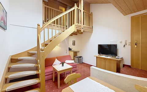 Ischgl 111: Indretning, Gulvbelægning, Etage, Møbel, Hjem, Værelse, Loft, Hotel, Soveværelse, Stue