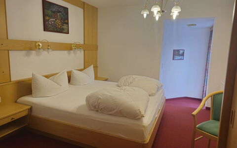 Ischgl 111: Ejendom, Møbel, Komfort, Træ, Bed Frame, Indretning, Belysning, Etage, Gulvbelægning