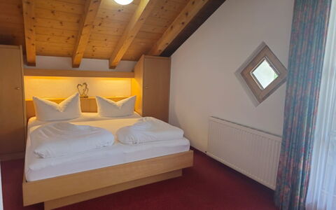 Ischgl 111: Ejendom, Møbel, Komfort, Træ, Bygning, Bed Frame, Indretning, Etage, Gulvbelægning, Hus