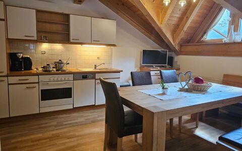 Ischgl 111: Ejendom, Bord, Møbel, Cabinetry, Countertop, Træ, Indretning, Stol, Bygning, Gulvbelægning
