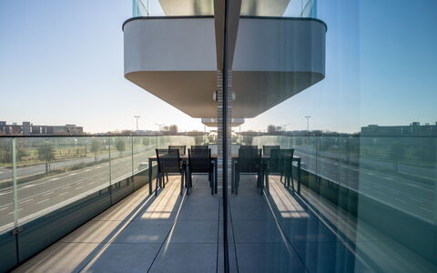 One with Terrace and Dune View: Himmel, Urban Design, City, Facade, Symmetry, Bygning, Vej, Kompositmateriale, Metal, Glas